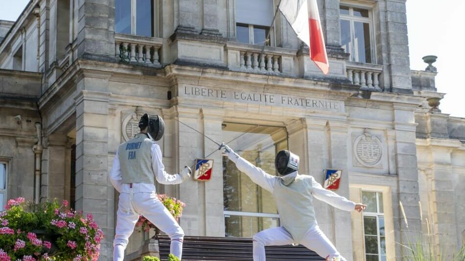 Escrimeurs devant la mairie de Cognac